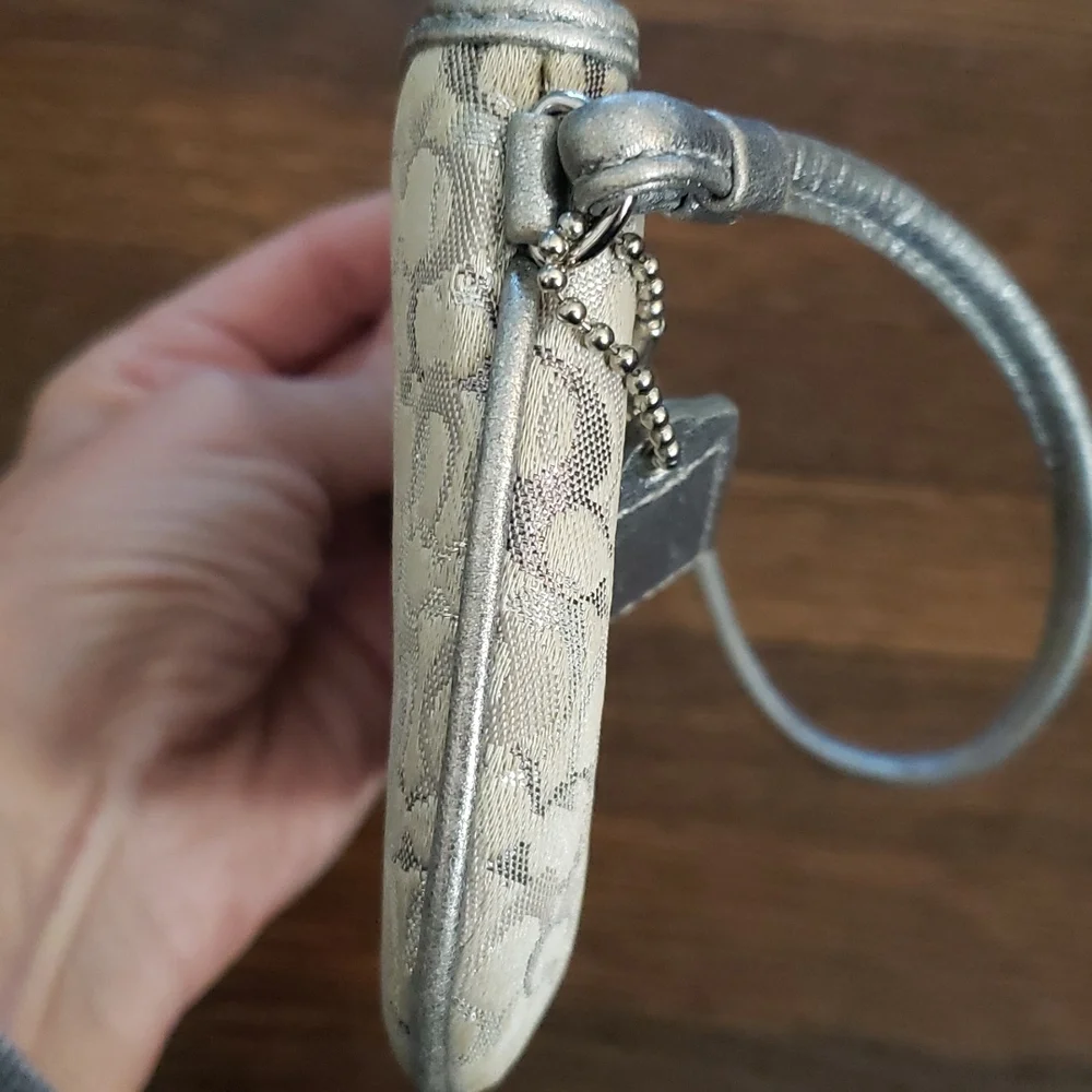 Coach wristlet, authentic. Silver grey - Picture 4 of 4